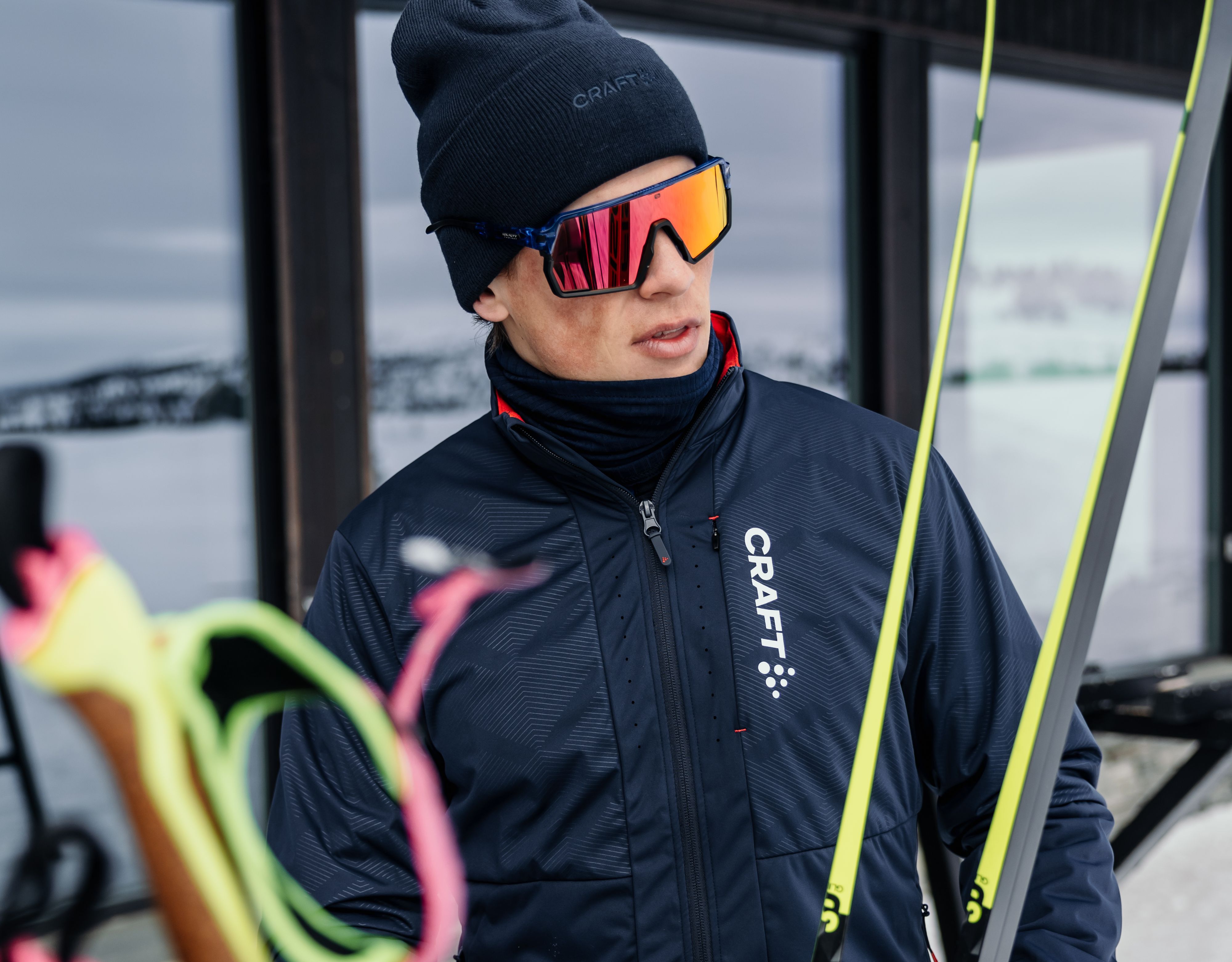 Johannes holder et par langrennski