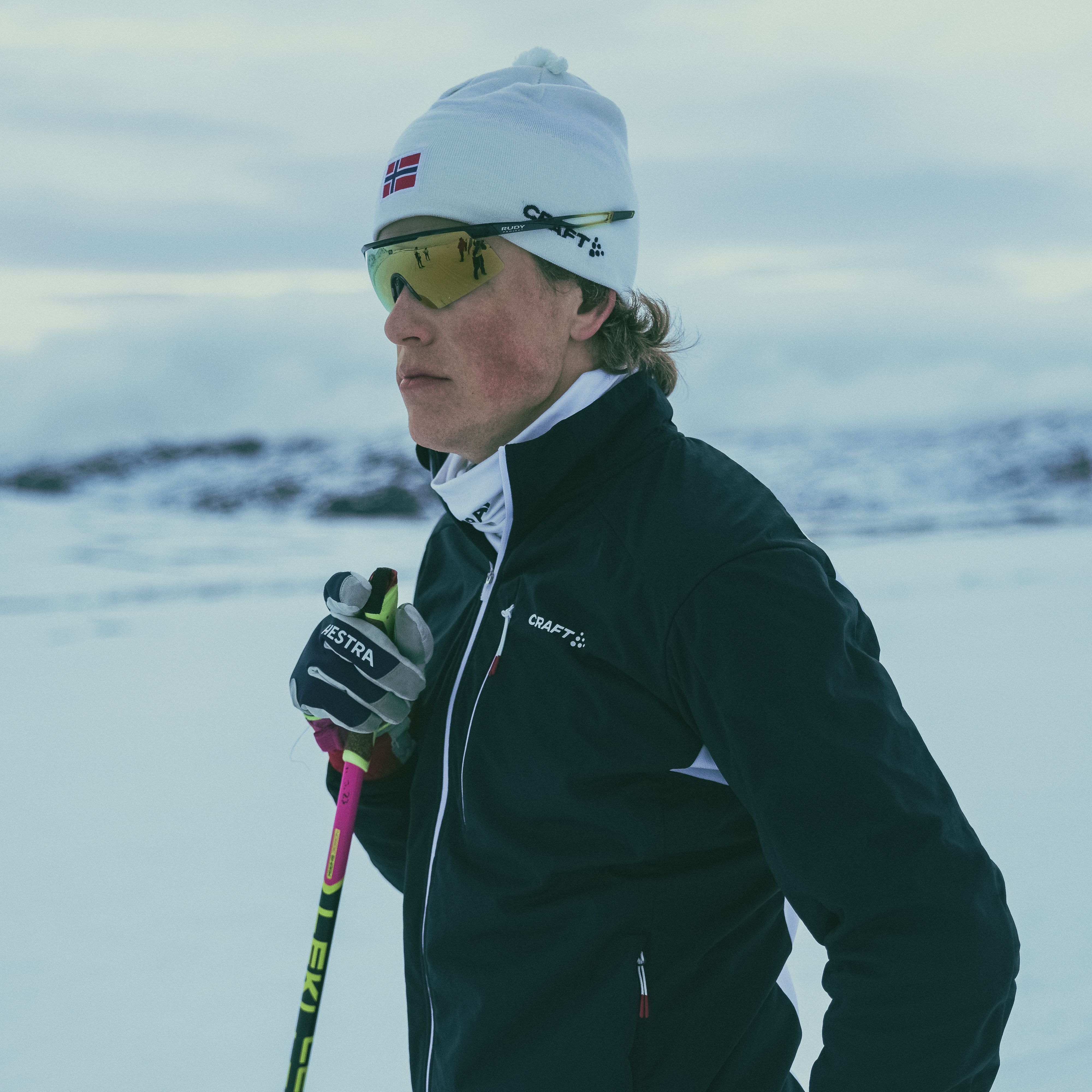 Johannes Høsflot Klæbo med skistaver i blå jakke