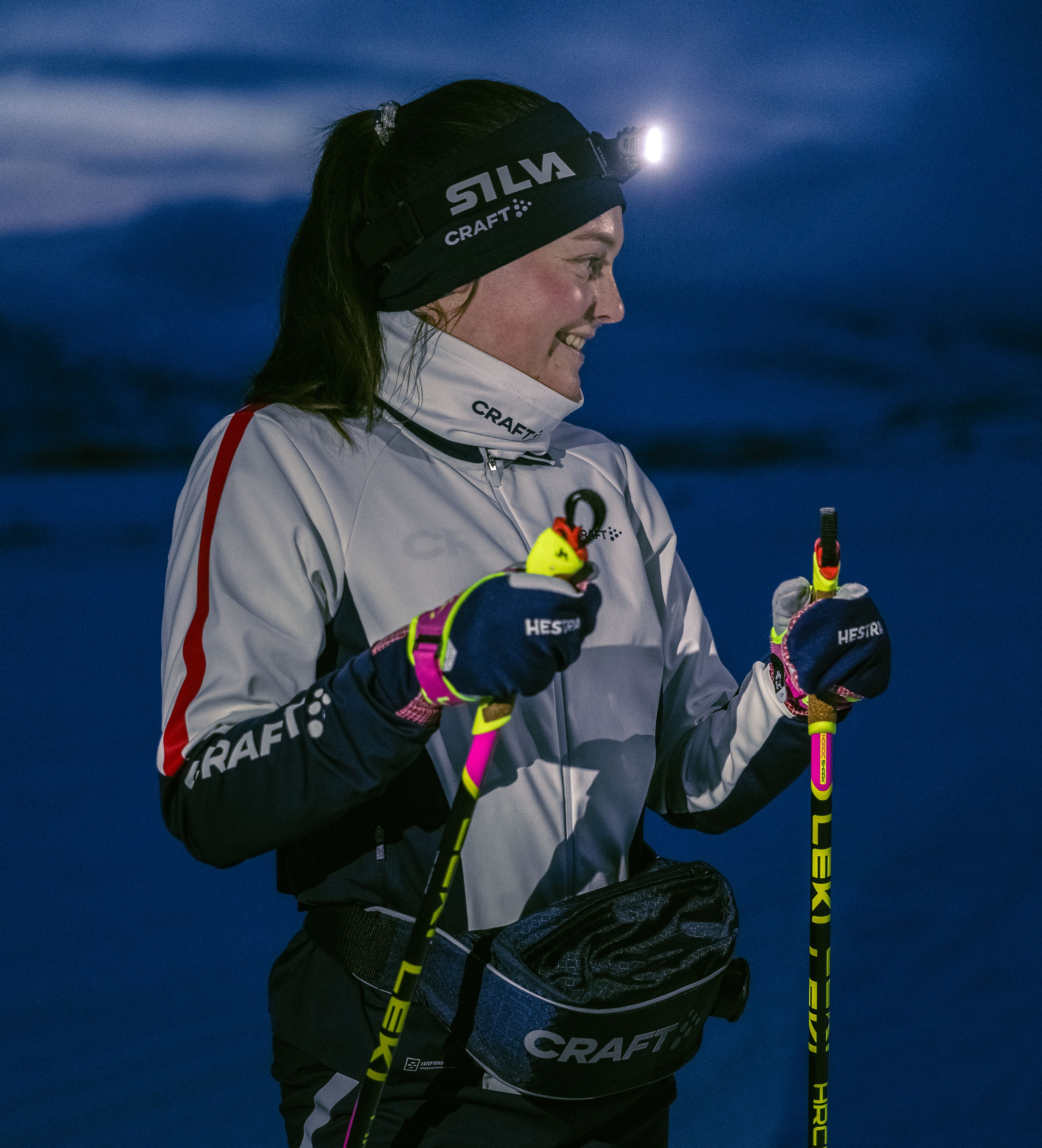 Julie Myhre på langrenn i mørket, med hodelykt