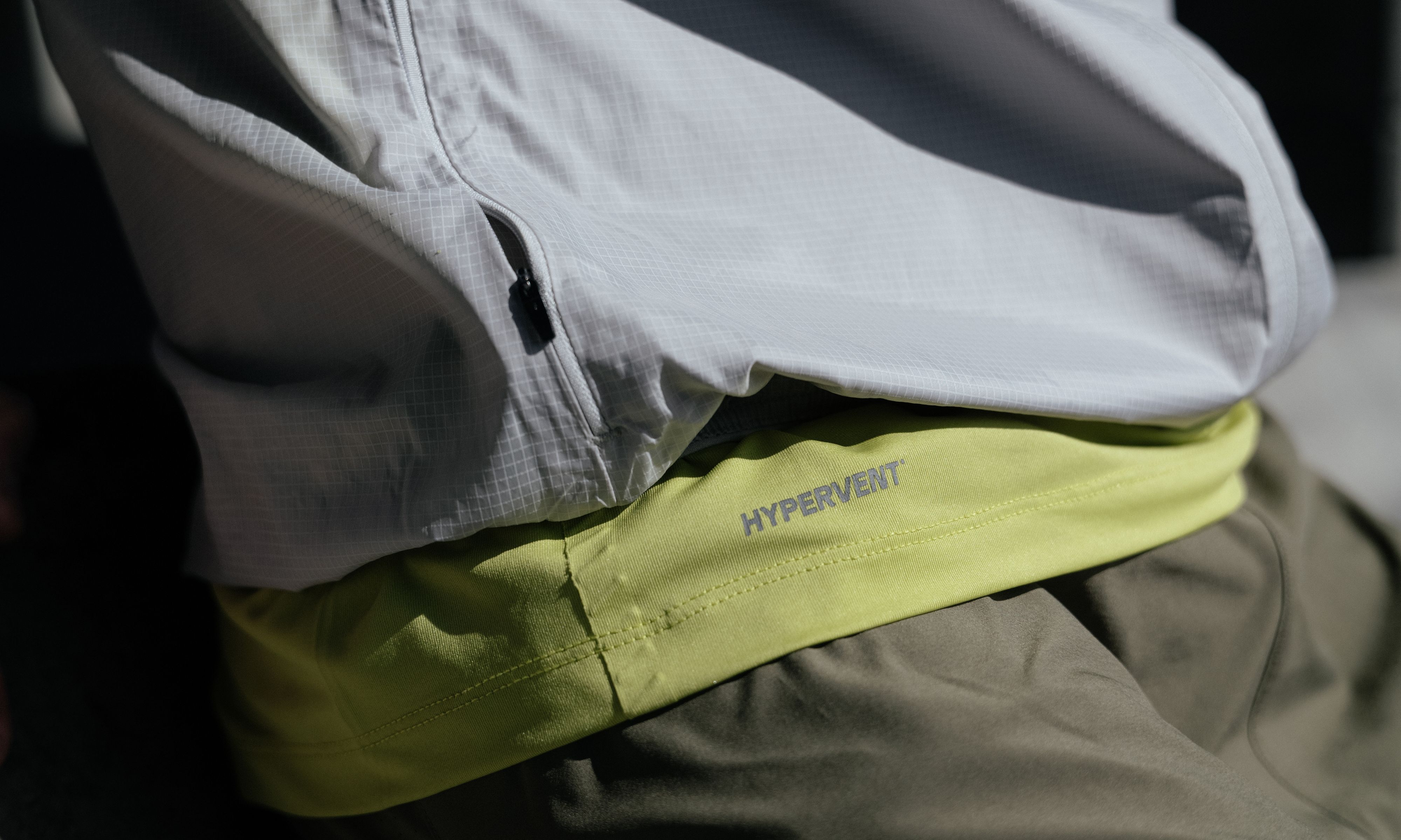 Nærbilde av en person som har på seg løpeklær