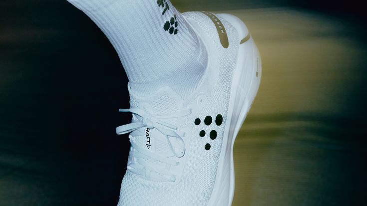 Hvit løpesko i fart?