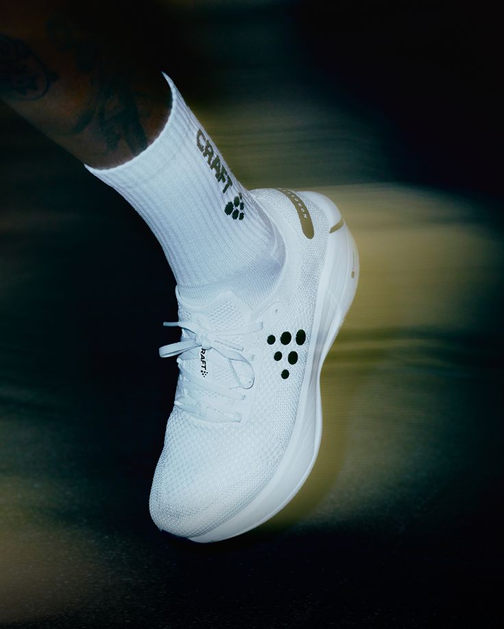 Hvit løpesko i fart?