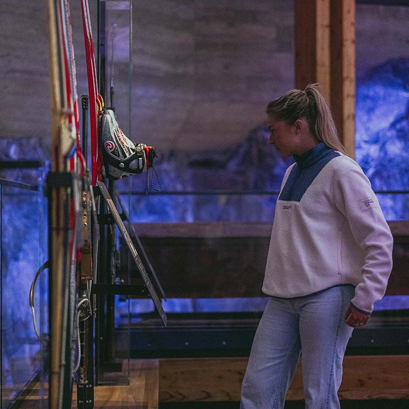 Ingrid ser på noen ski på skimuseet i Holmenkollen