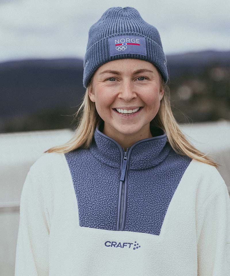 Ingrid med hvit fleecegenser og blå lue