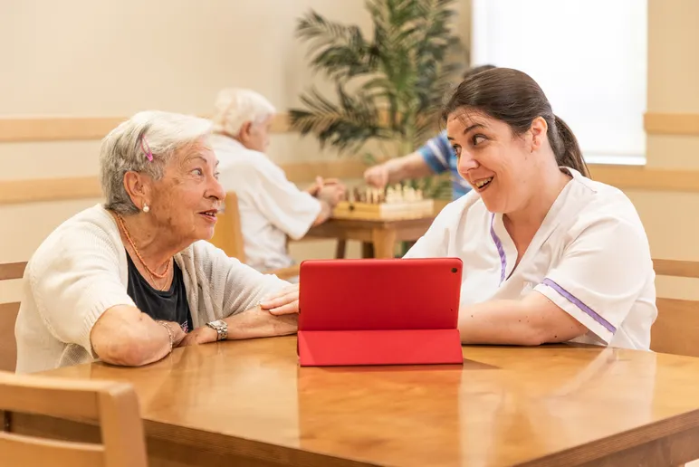 Cuidadora y anciana con tablet