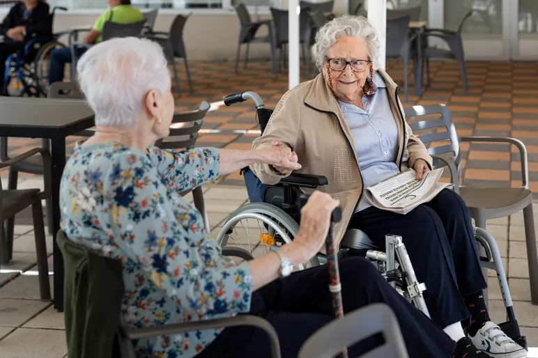 Personas mayores disfrutando de la terraza