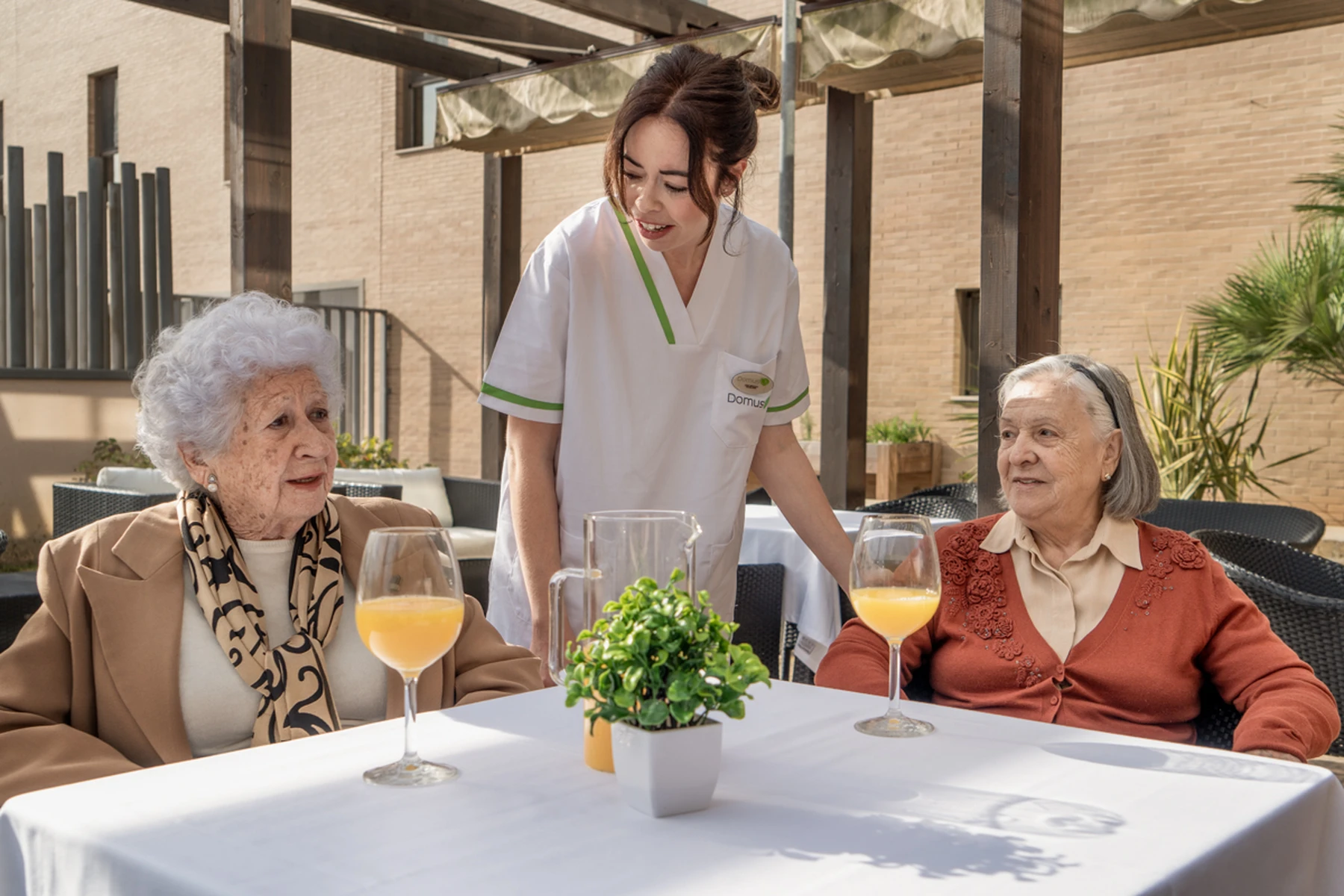 Personas mayores disfrutando de la terraza