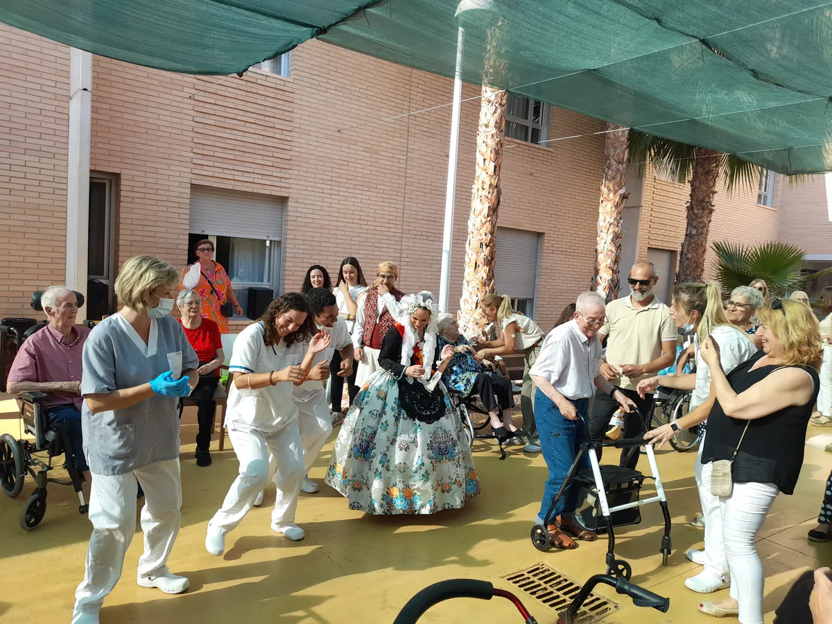 Fiesta con mayores, familiares y cuidadoras