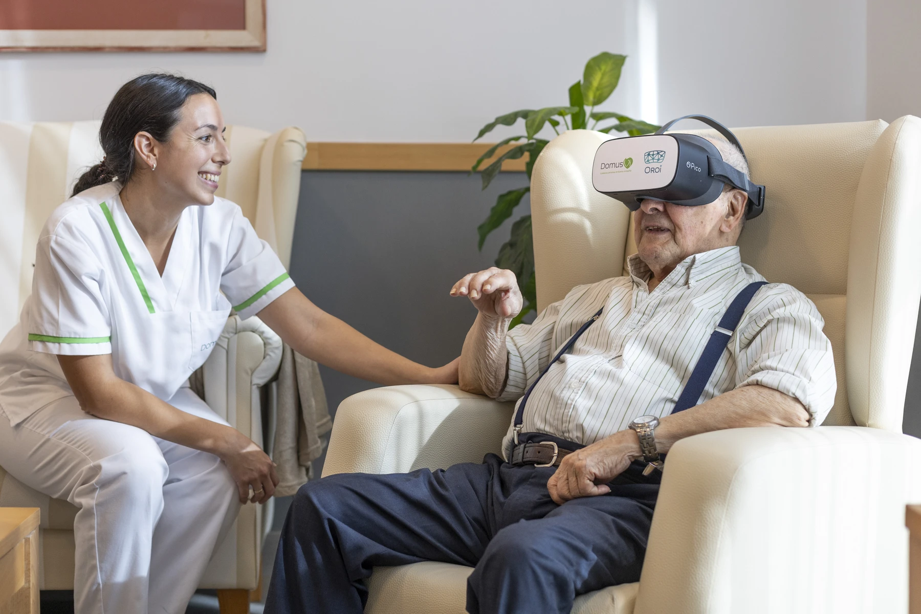 Anciano con gafas de realidad virtual