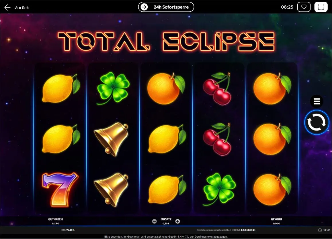 Ingame-Ansicht des Total Eclipse Slots von Apparat Gaming mit Zitronen, Glocken, Kleeblättern und Siebenen auf fünf Walzen.