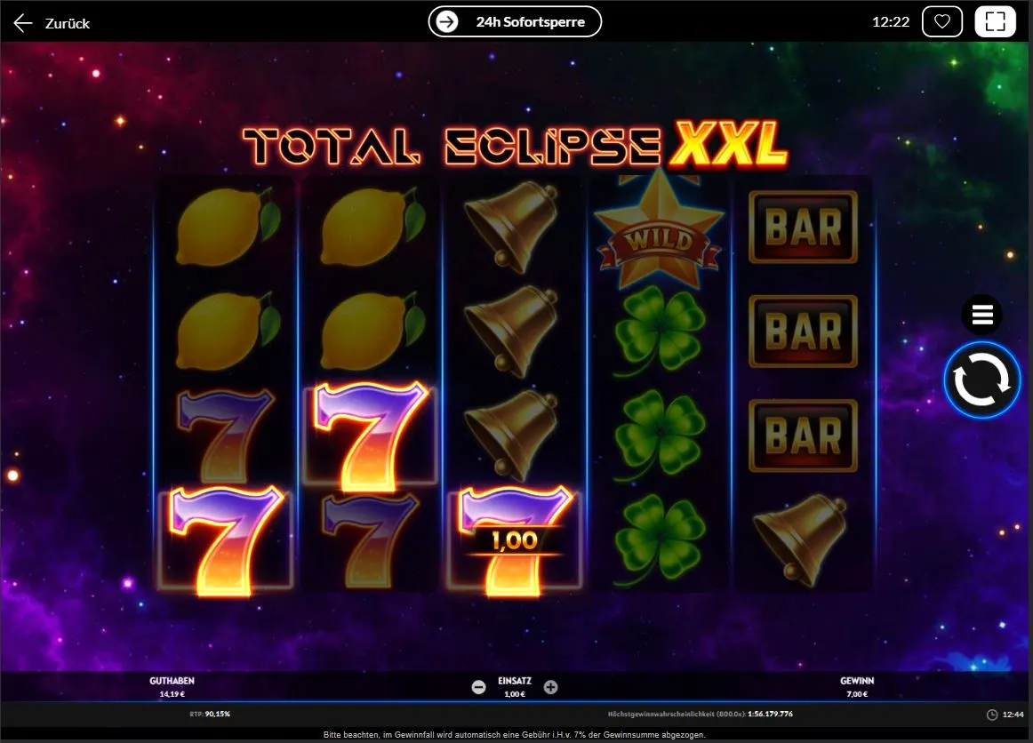 Spielbildschirm des Total Eclipse XXL Slots mit Wild-Symbolen, BAR-Zeichen und leuchtenden Siebenern auf fünf Walzen.