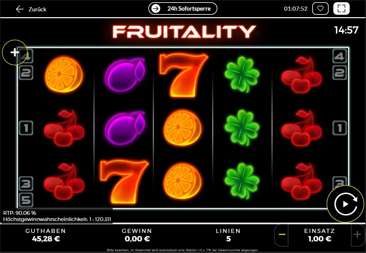 Screenshot des Fruitility Slots mit neonfarbenen Früchten, Kleeblättern und 7er Symbol