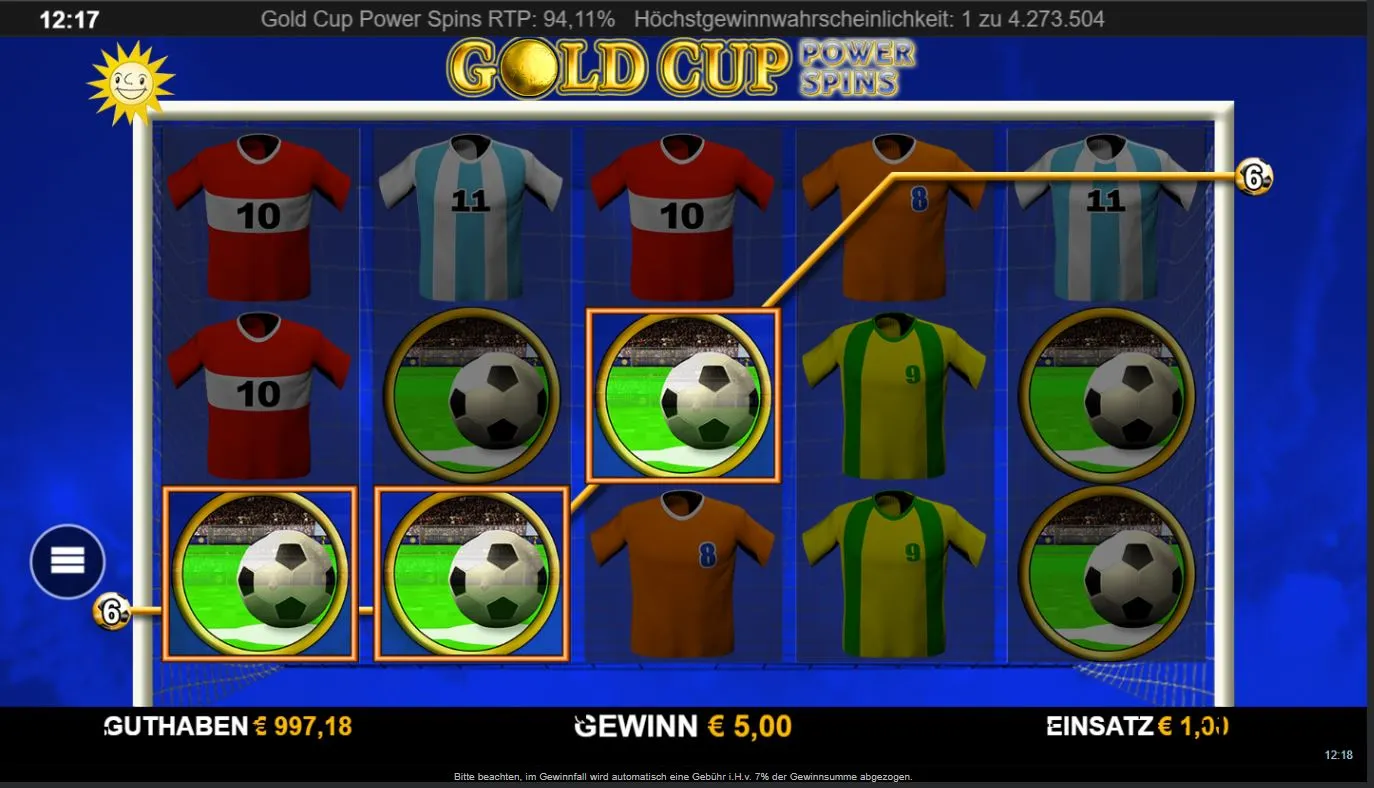 Ingame-Szene des Gold Cup Power Spins Slots mit markierter Gewinnlinie aus Fußballsymbolen und Fußballtrikots auf den Walzen.