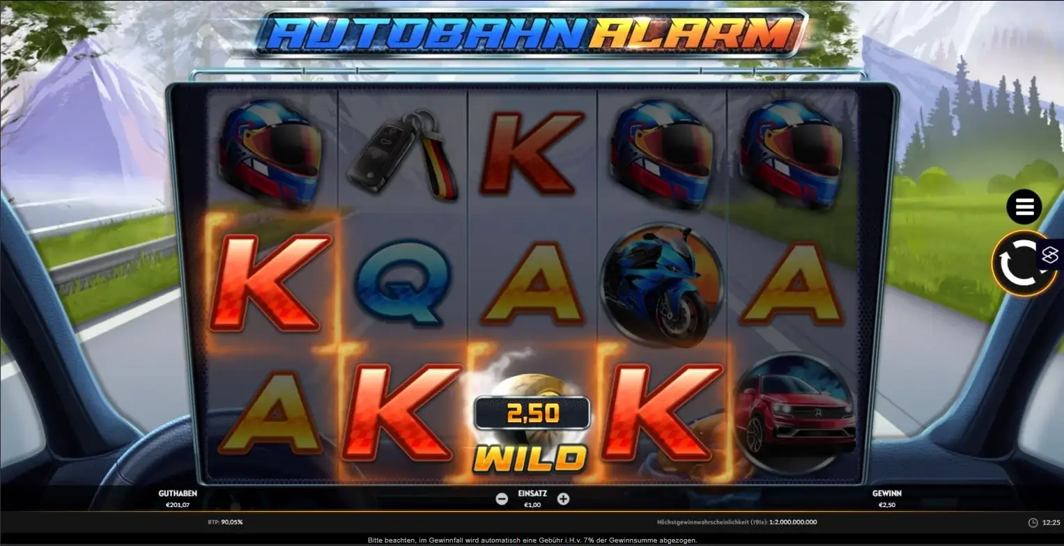 Ingame-Ansicht von Autobahn Alarm mit Autos, Helmen und Wild-Gewinnanzeige