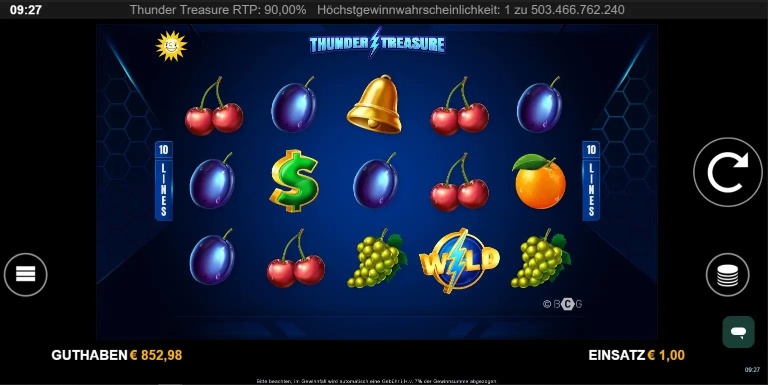 Screenshot vom Thunder Treasure Slot mit Symbolen wie Kirschen, Pflaumen, Trauben und Wild-Symbol.