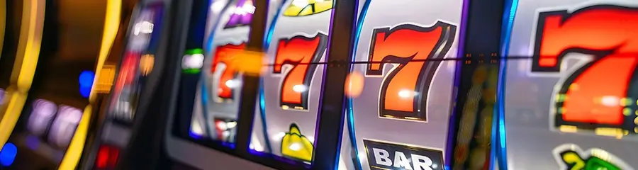 Online-Slotmaschine mit Gewinnsymbolen und leuchtenden Walzen