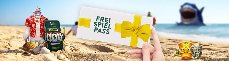 Hand hält Gutschein mit gelber Schleife und Aufschrift „FREISPIELPASS“ am Sandstrand; Cartoon-Yeti, Mini-Slotmaschine und Tiki-Masken im Vordergrund, Meer im Hintergrund
