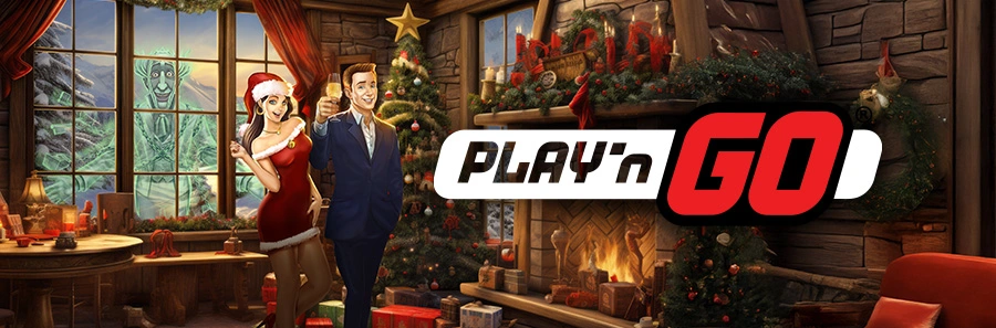 Weihnachtliche Play’n GO Grafik mit zwei feiernden Figuren vor einem geschmückten Kamin und winterlicher Szenerie im Hintergrund