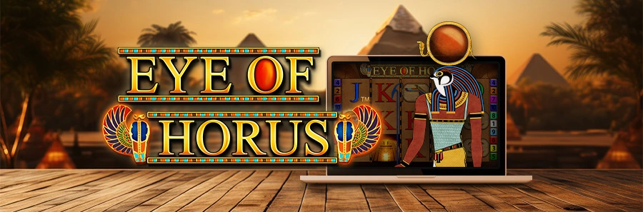 Laptop mit Eye of Horus Slotspiel vor Wüstenlandschaft mit Pyramiden und Horus-Darstellung