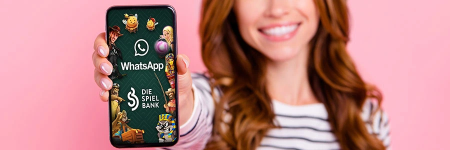 Frau präsentiert Smartphone mit WhatsApp-Kanal von DIE SPIELBANK und Online Slot-Motiven für unsere Angebote