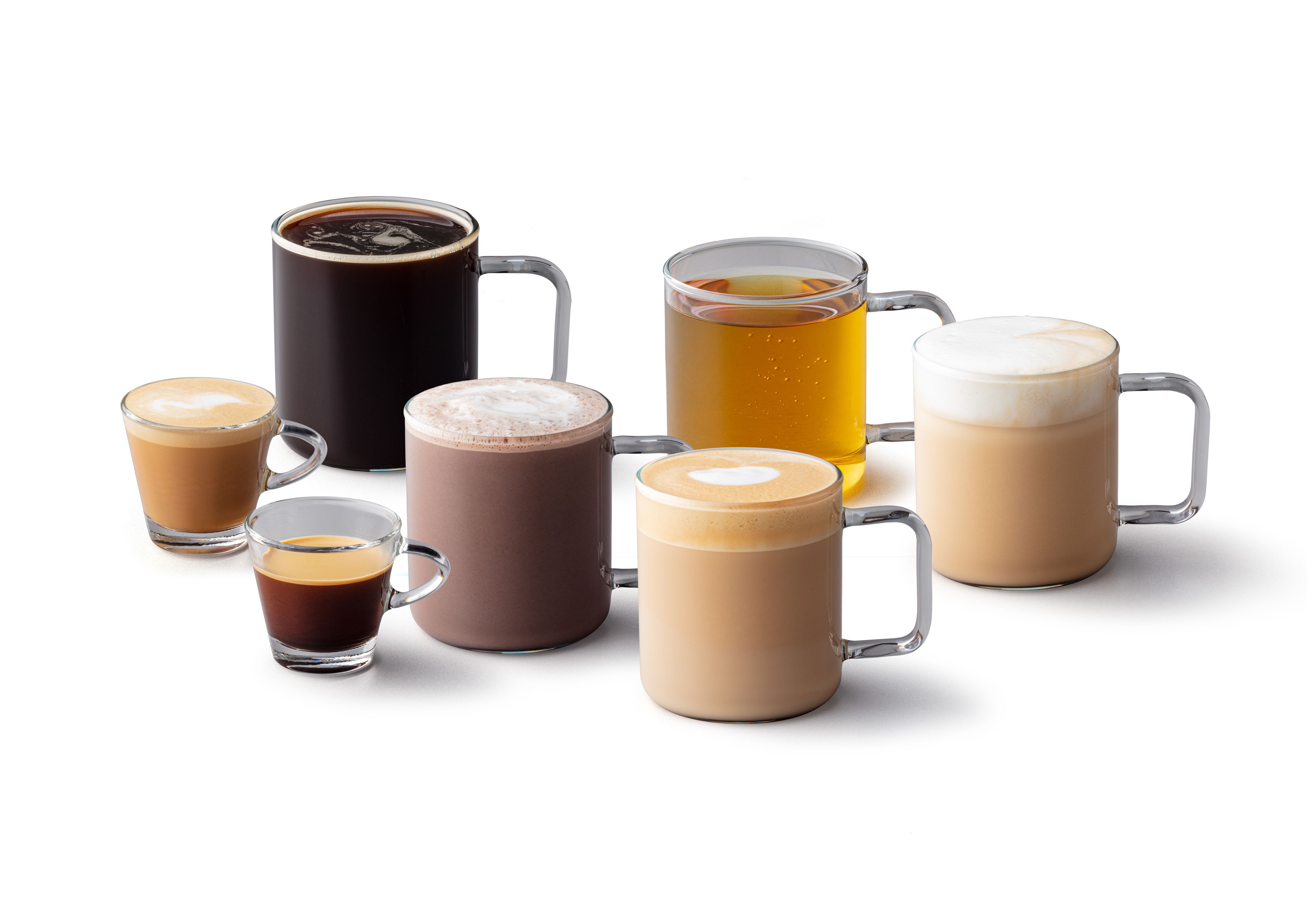 Assortiment Starbucks-drankjes in glazen en mokken, waaronder espresso, cappuccino, latte, thee en andere warme dranken, gepresenteerd op een witte achtergrond.