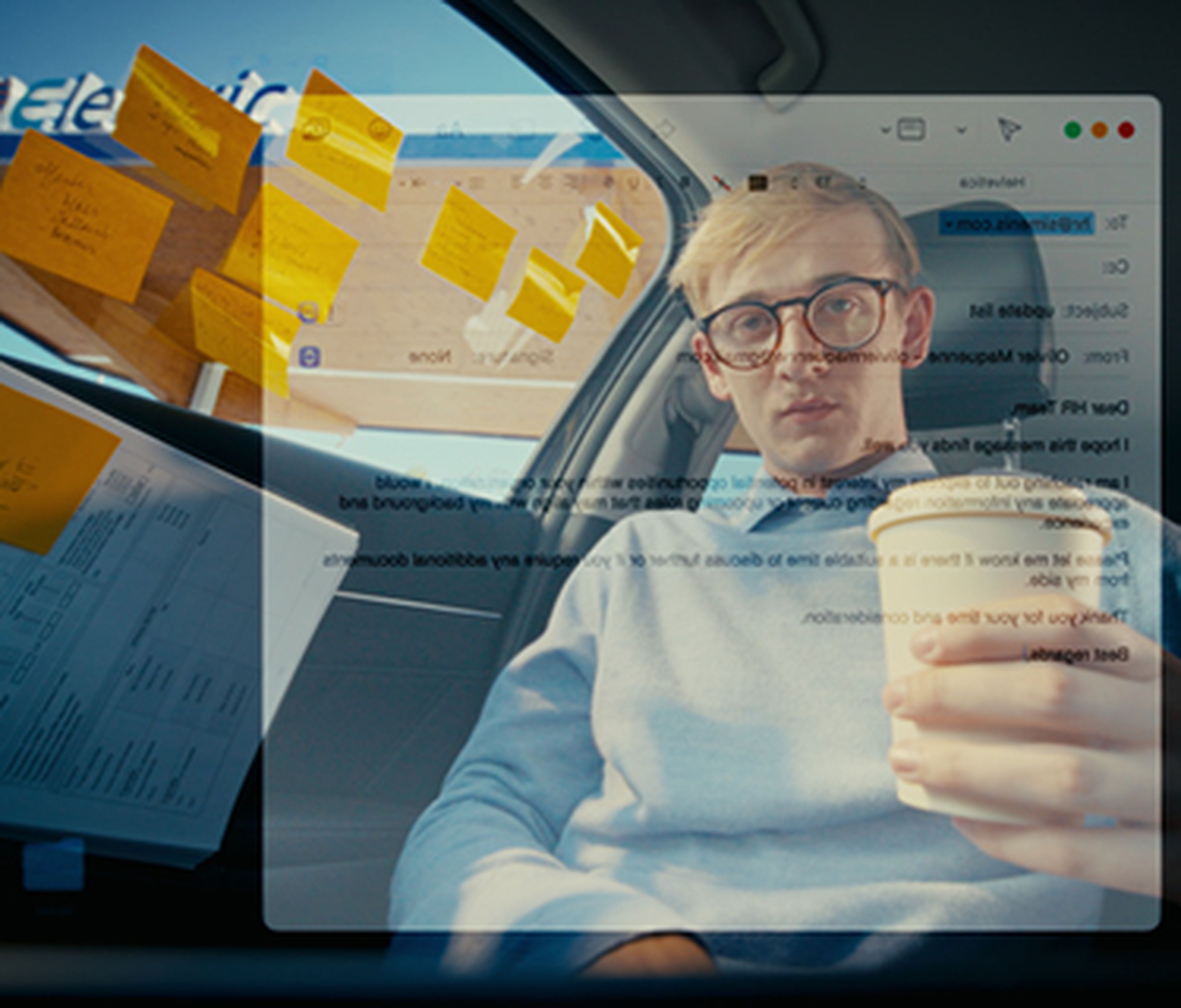 Een fleet manager zit in zijn auto met een koffiebeker in de hand, terwijl het scherm van zijn laptop reflecteert op het raam. Op het scherm zijn e-mails zichtbaar en het raam is bedekt met gele post-its. Buiten is een Q8 electric laadpaal te zien.