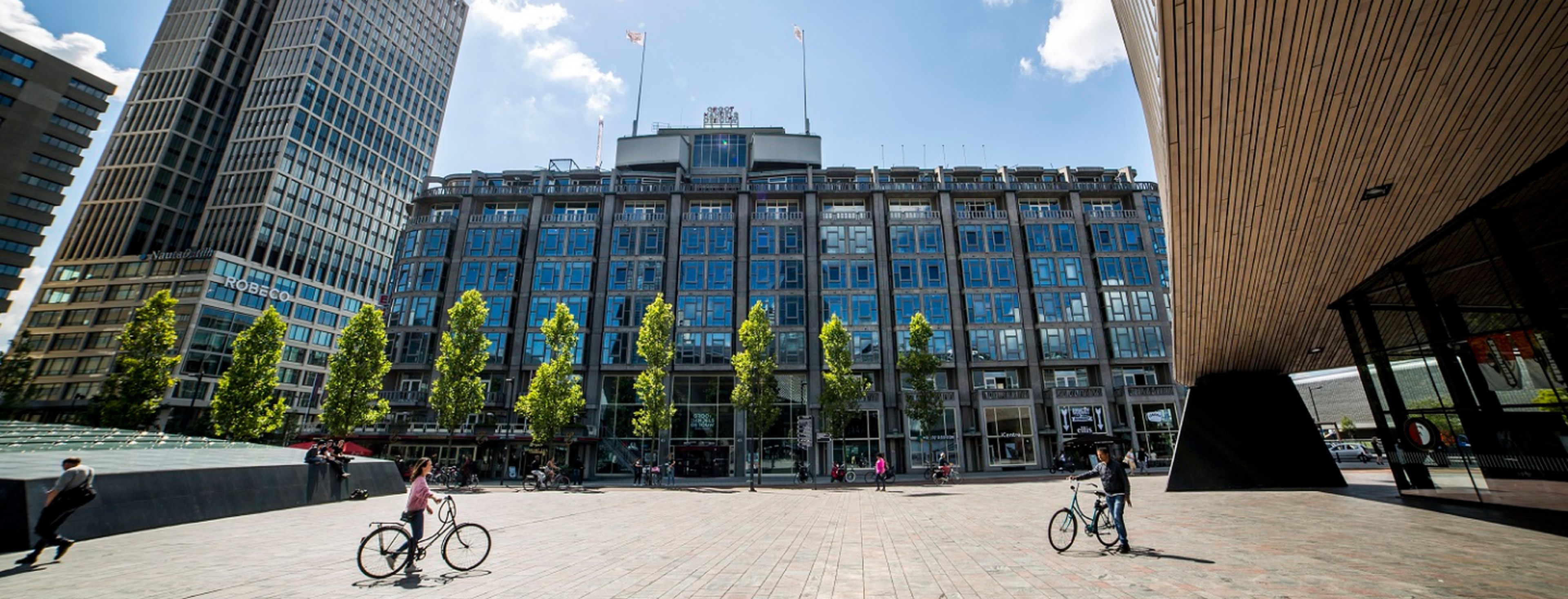 Vue de face du Groothandelsgebouw à Rotterdam, où se trouve le siège de Q8, à côté de la gare Rotterdam Centraal.