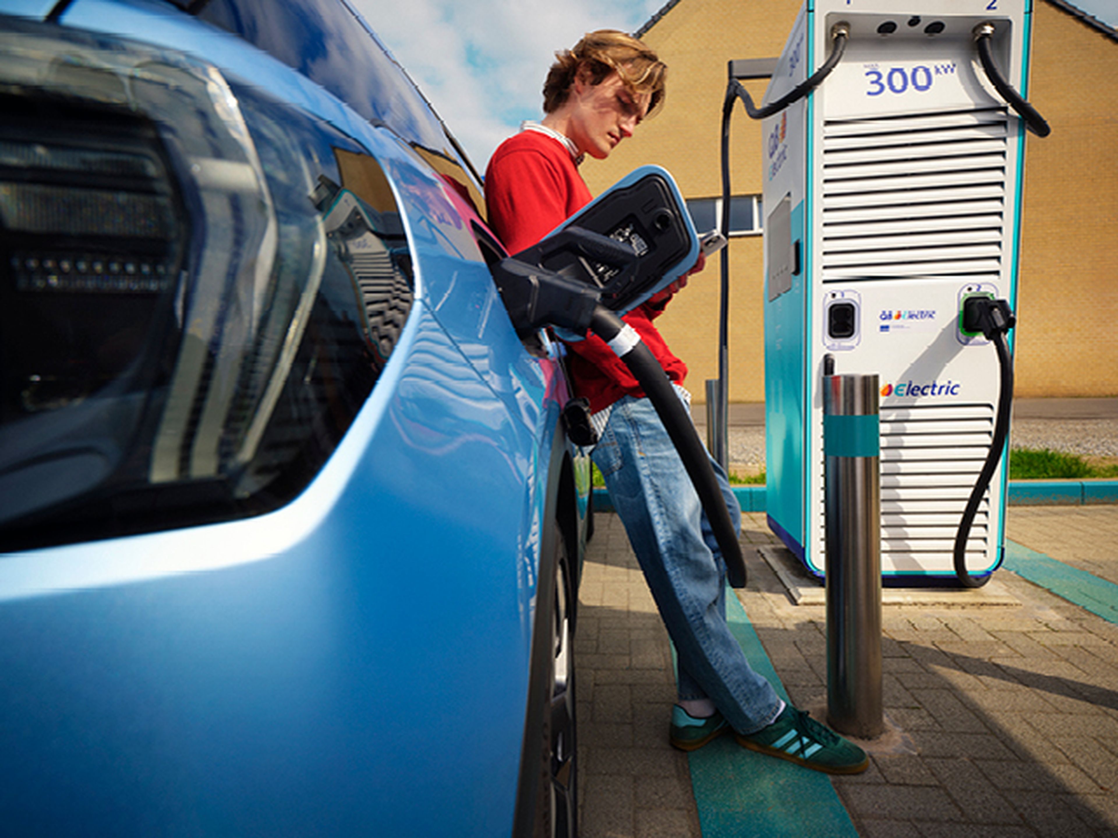Homme à la borne de recharge rapide Q8 Electric.