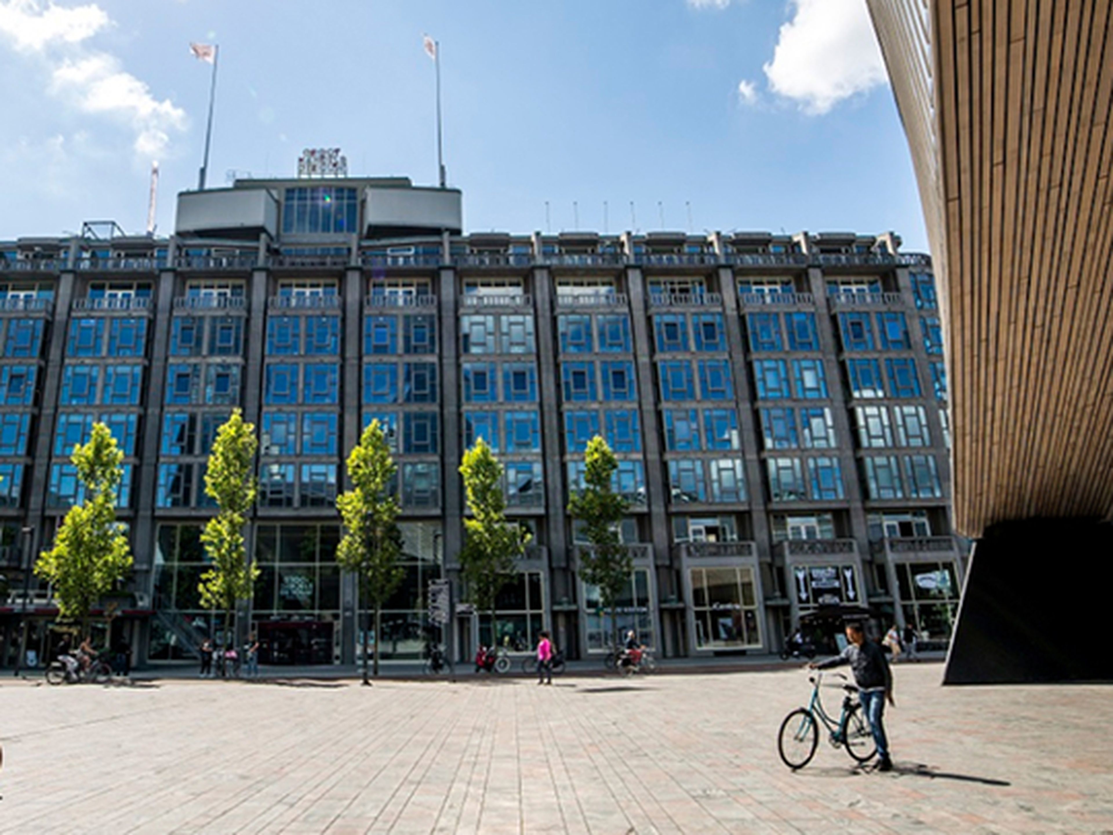 Vooraanzicht van het Groothandelsgebouw in Rotterdam, locatie van het Q8-hoofdkantoor, naast station Rotterdam Centraal.