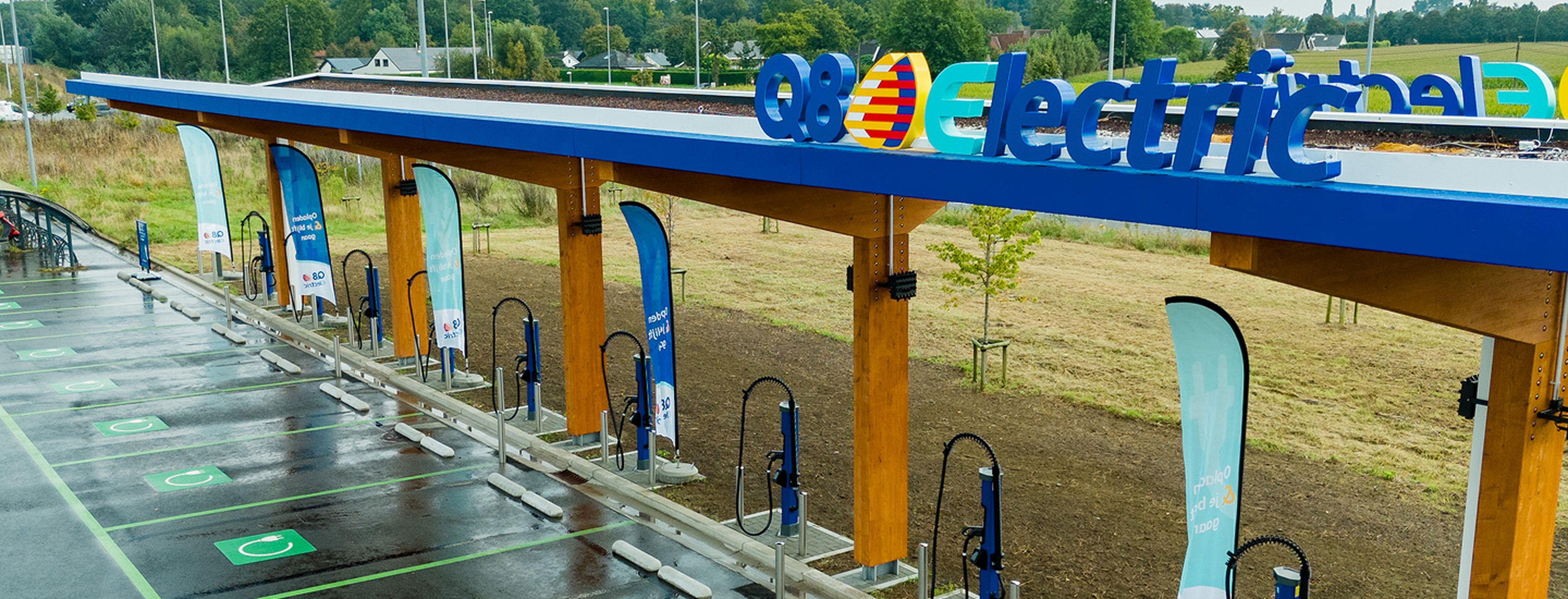 Station de recharge rapide Q8 electric à Aalter, avec auvent, plusieurs bornes de recharge et emplacements de stationnement dédiés aux véhicules électriques.
