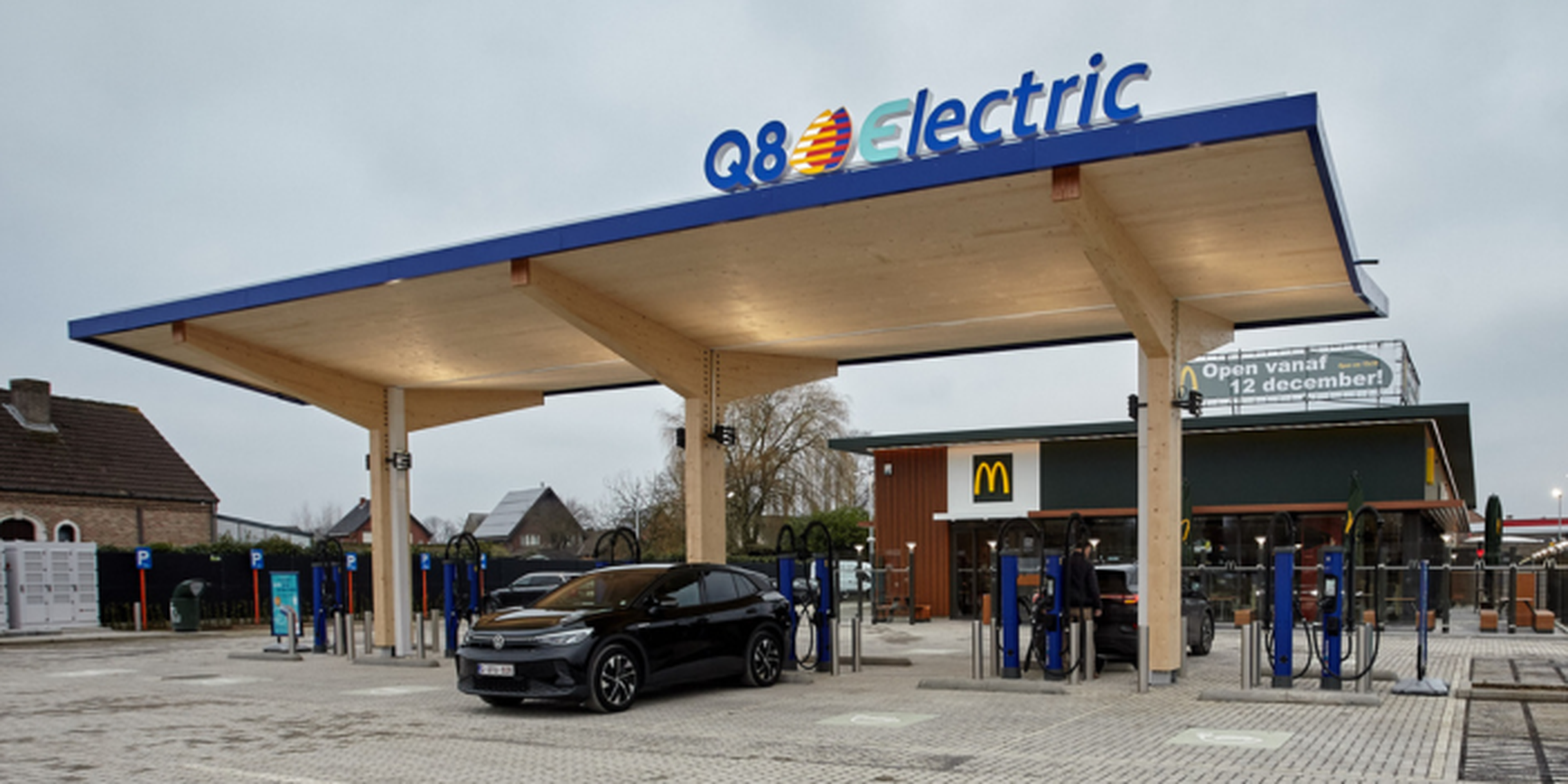 Q8 electric snellaadstation met Mcdonals