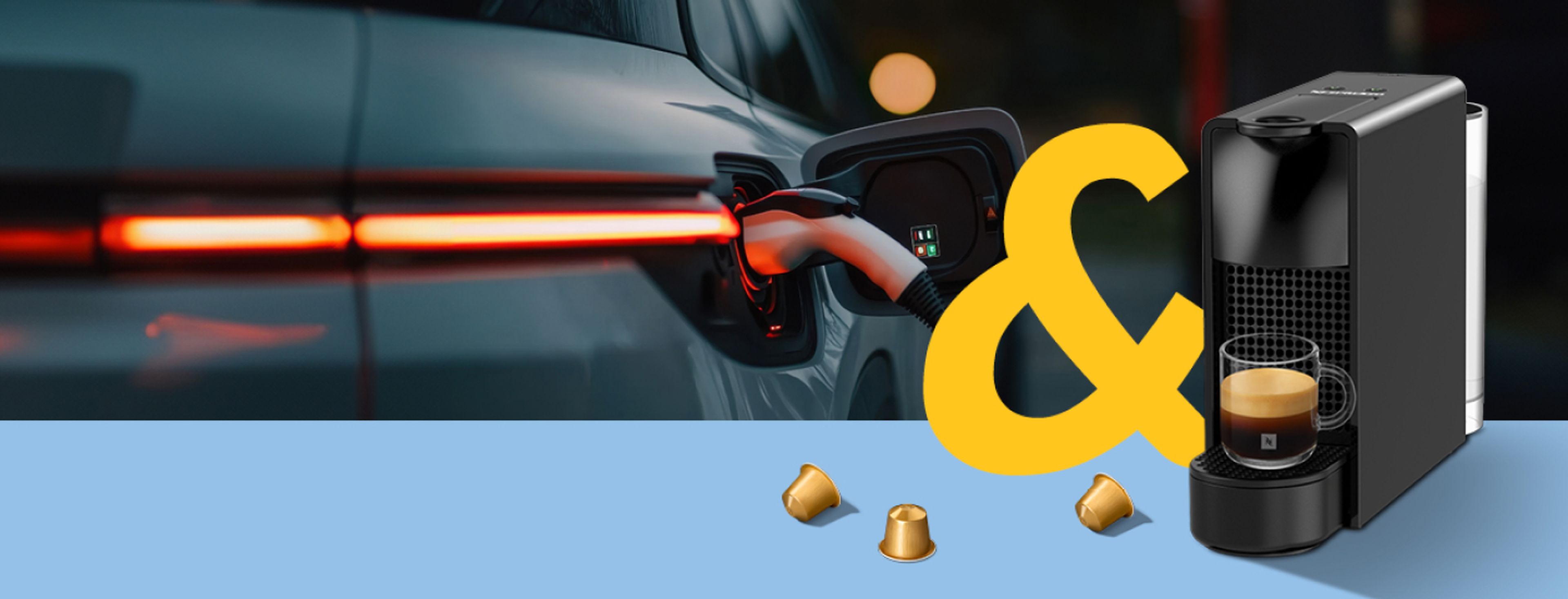 Een elektrische auto wordt opgeladen via een laadkabel aan de linkerzijde van het beeld. Rechts staat een Nespresso-koffiemachine met een kopje espresso en enkele koffiecapsules ervoor.