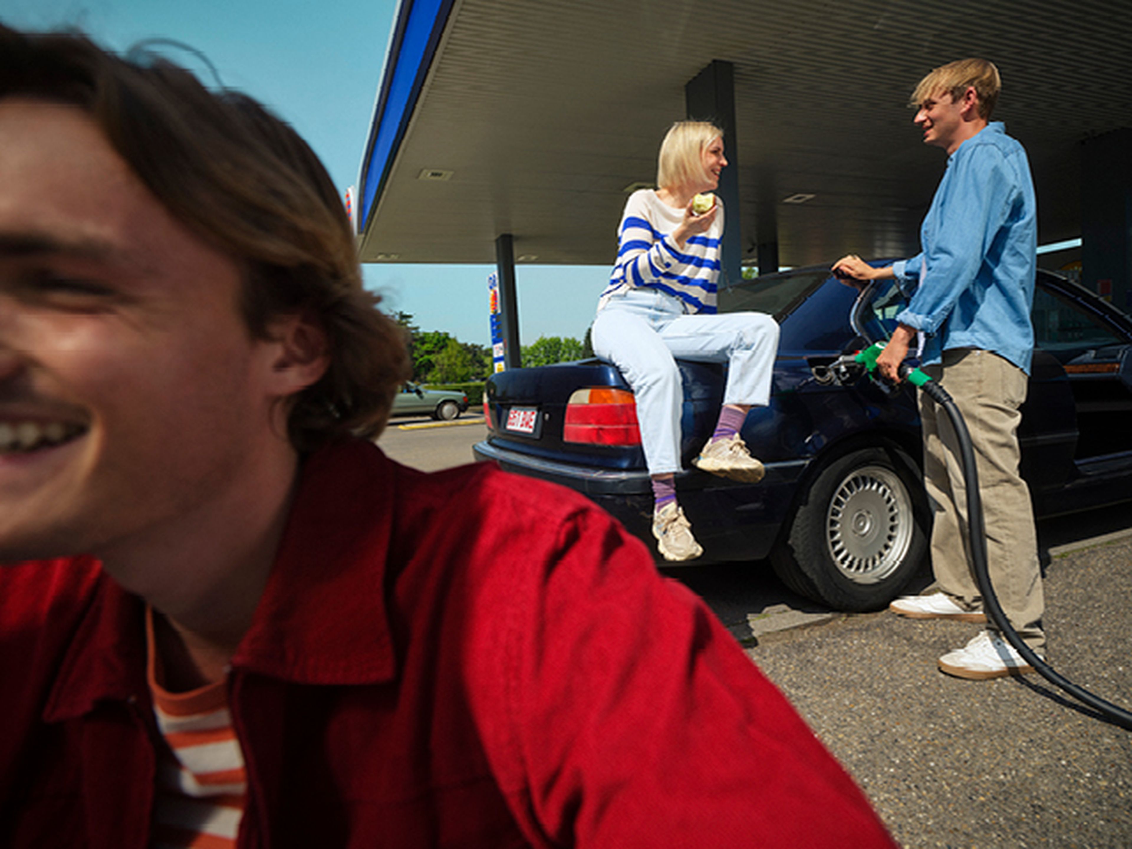 Amis à la station-service Q8.​