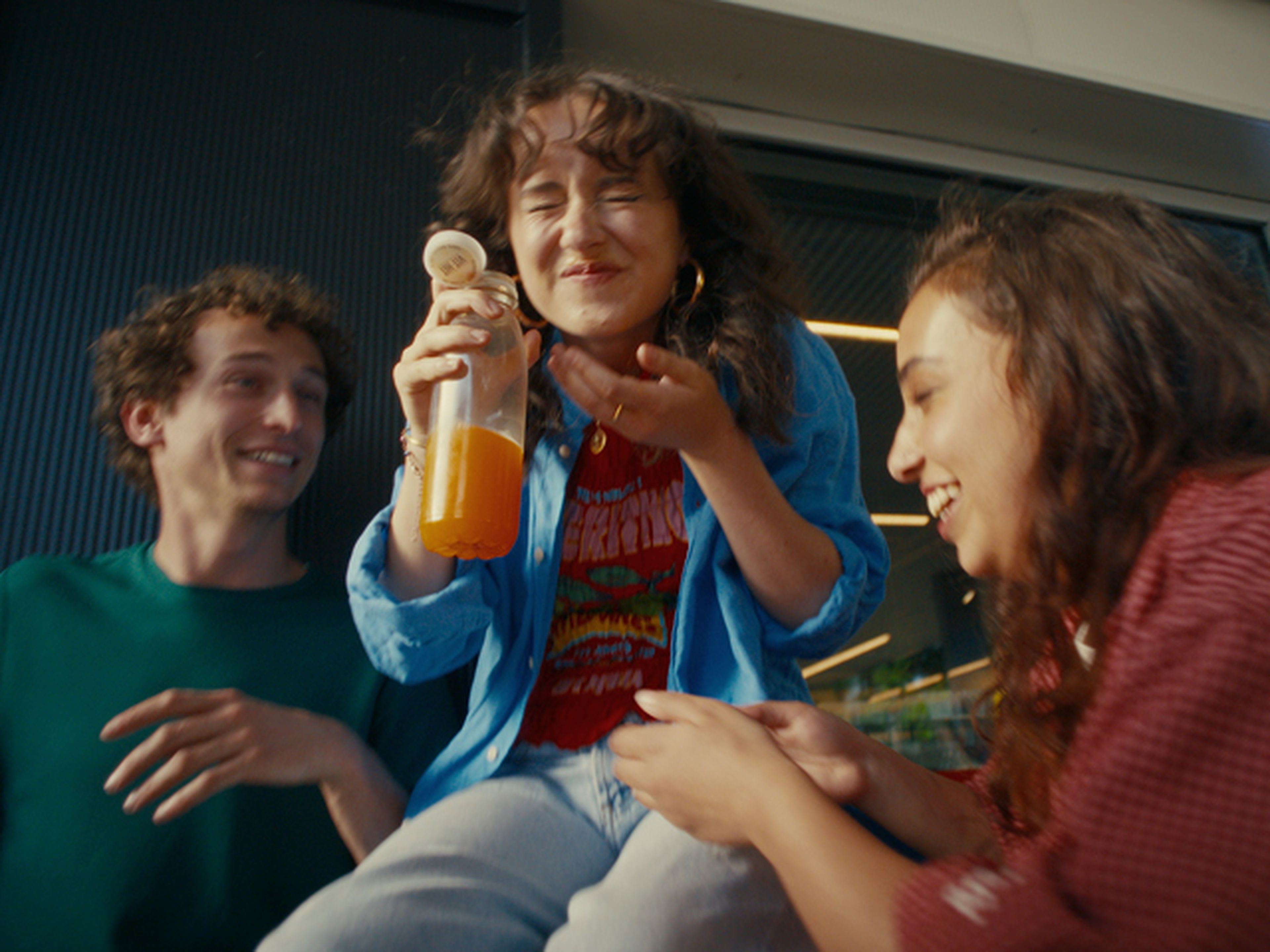 Groepje vrienden die vers sap drinkt van de Shop & Go
