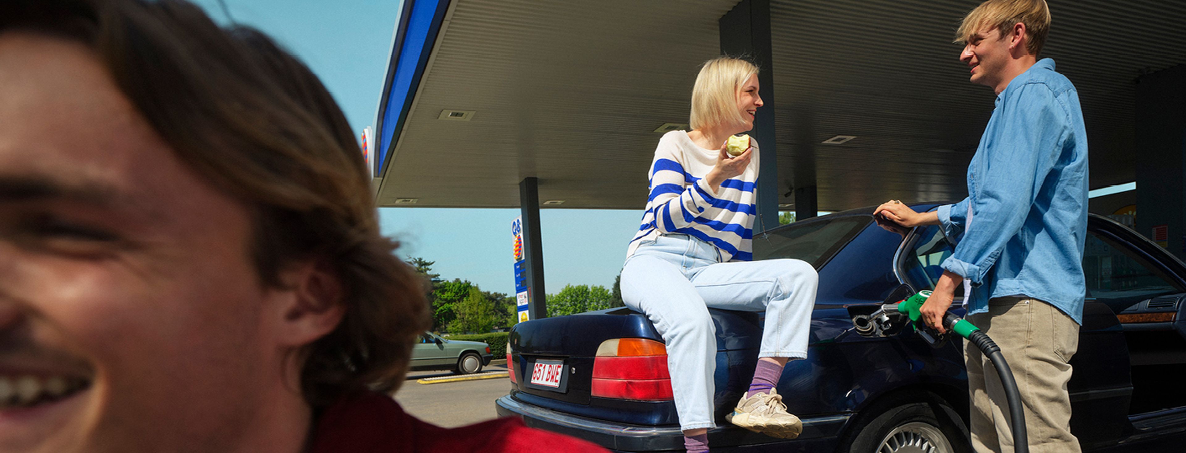 Vrienden bij Q8 tankstation.