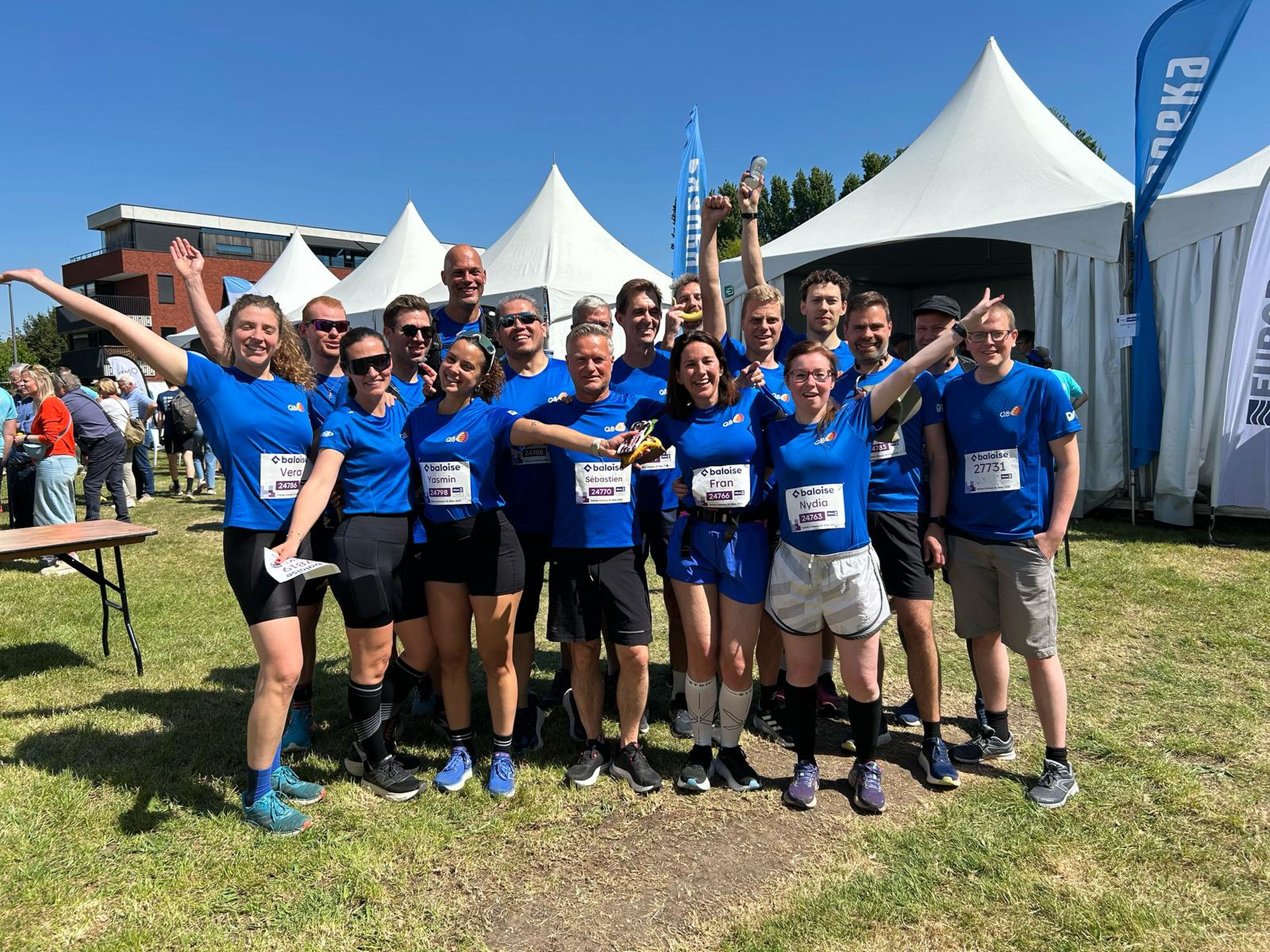 A group of Q8 colleagues is taking a group photo at the Antwerp 10 Miles.