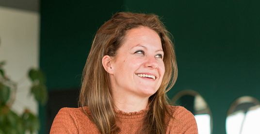 Sanne, lachend met een kop thee