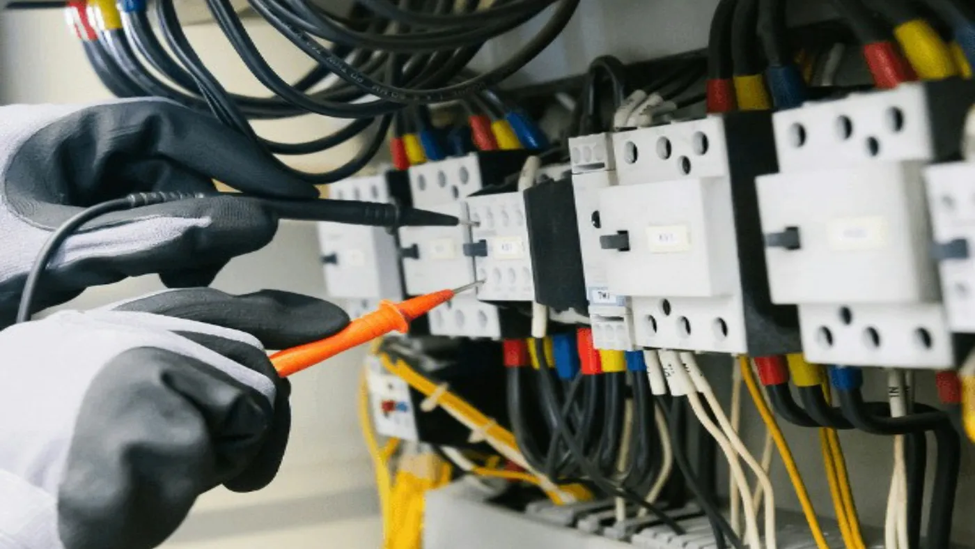 A prioritised maintenance queue on one screen, ranking a chiller efficiency drift and an AHU fan bearing fault above lower-risk alerts, with the sensor trends that triggered each