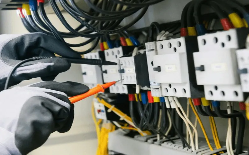 A prioritised maintenance queue on one screen, ranking a chiller efficiency drift and an AHU fan bearing fault above lower-risk alerts, with the sensor trends that triggered each
