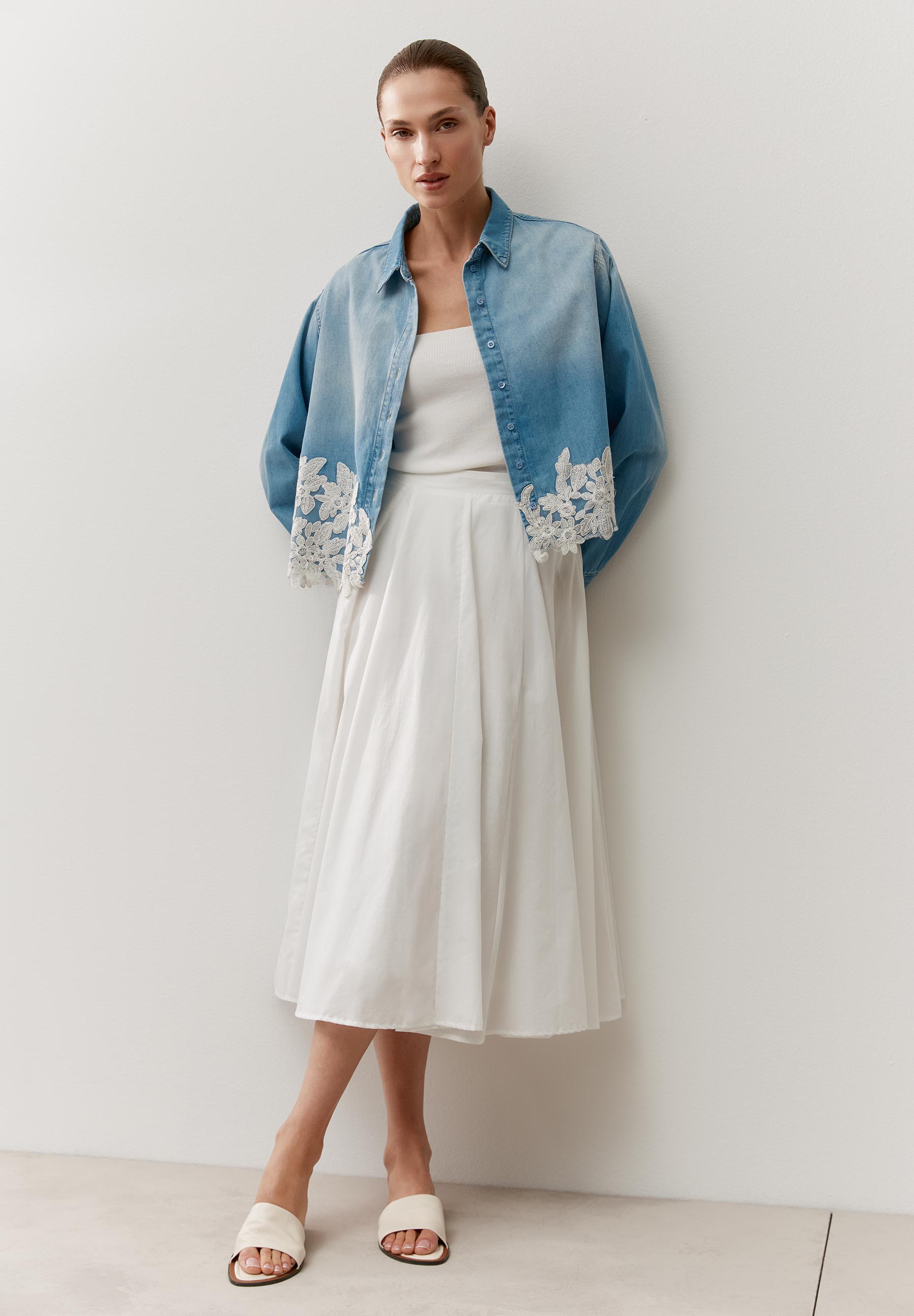 Look mit Denimjacke und weißen Rock