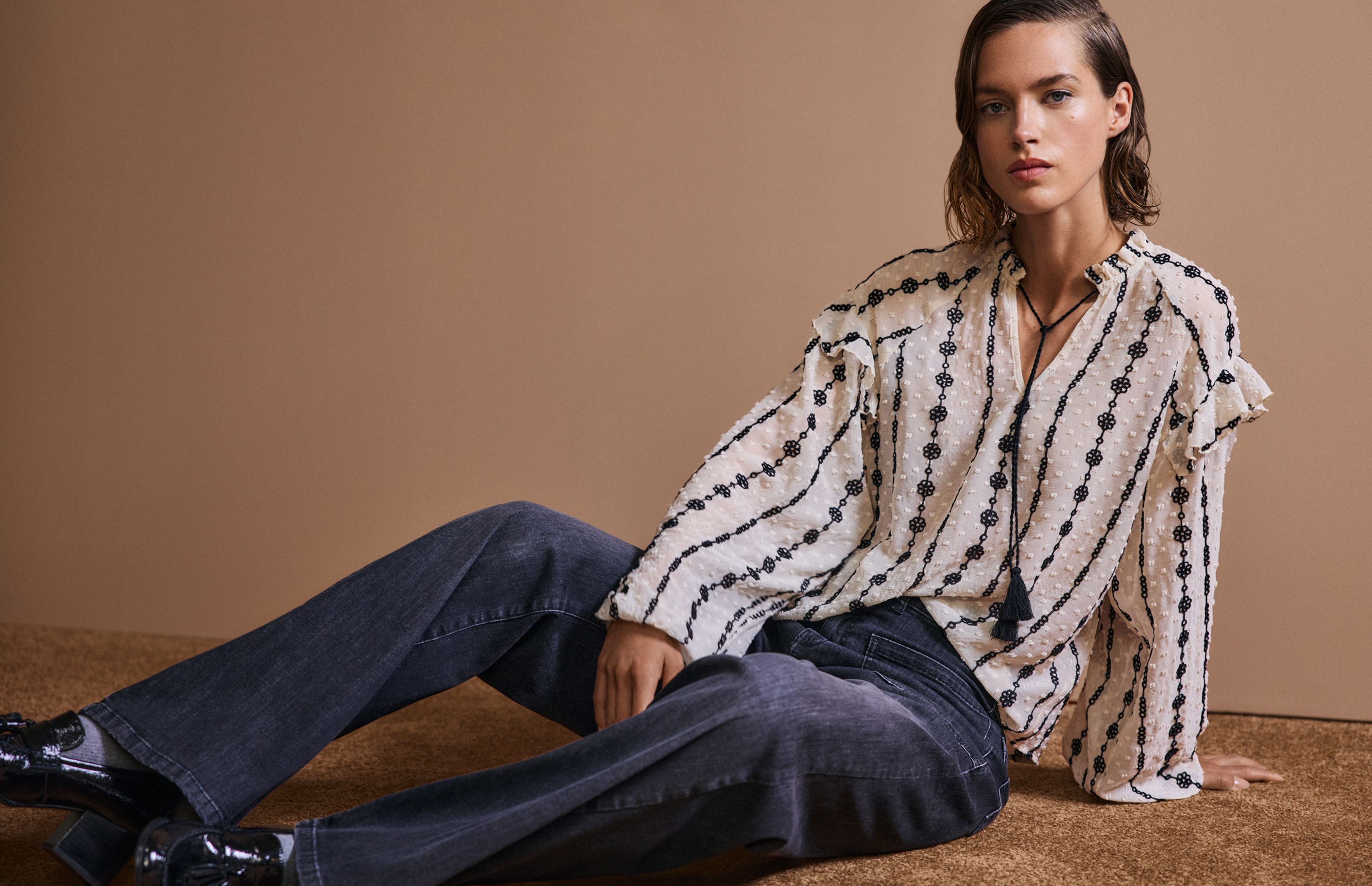 Bluse und Denim in grau