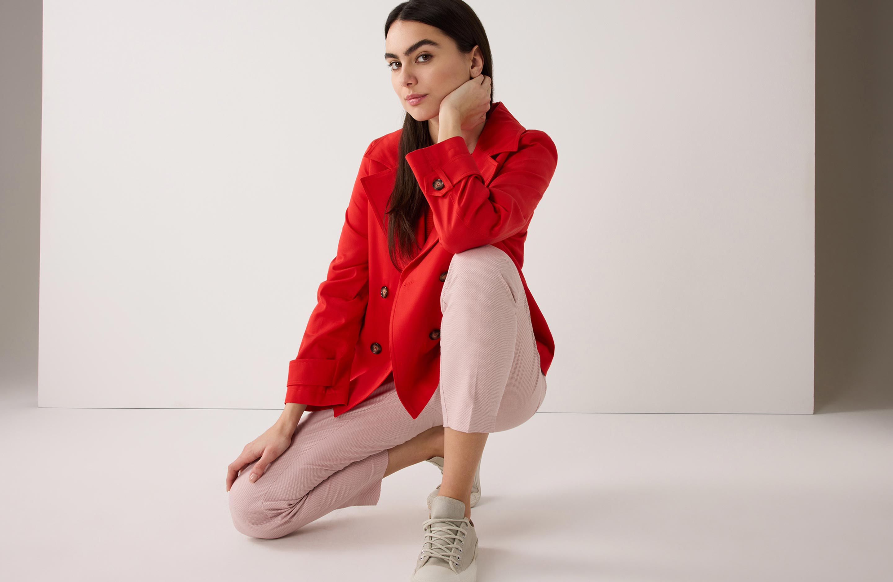 Model mit roter Jacke und rosa Hose