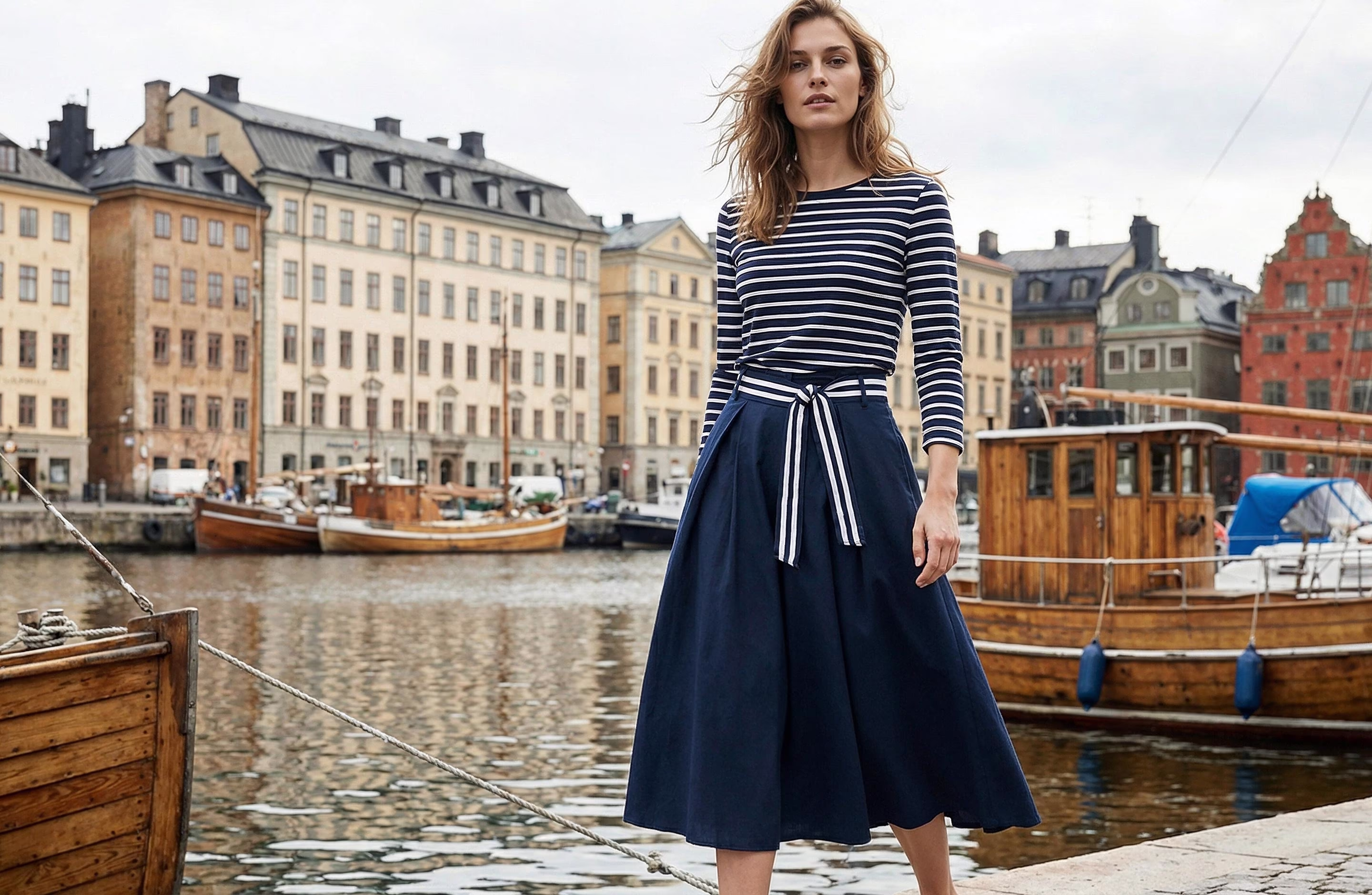 Frau mit Streifenshirt und Midirock