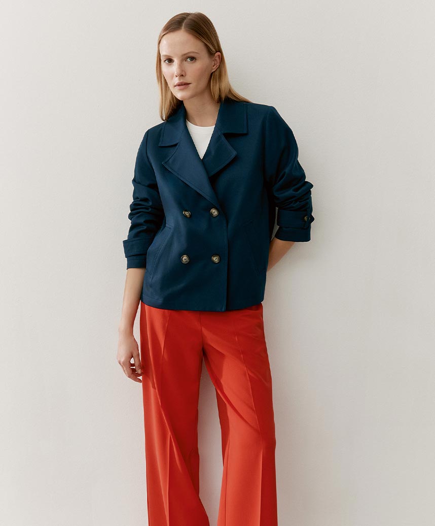blaue Kabanjacke mit roter Hose