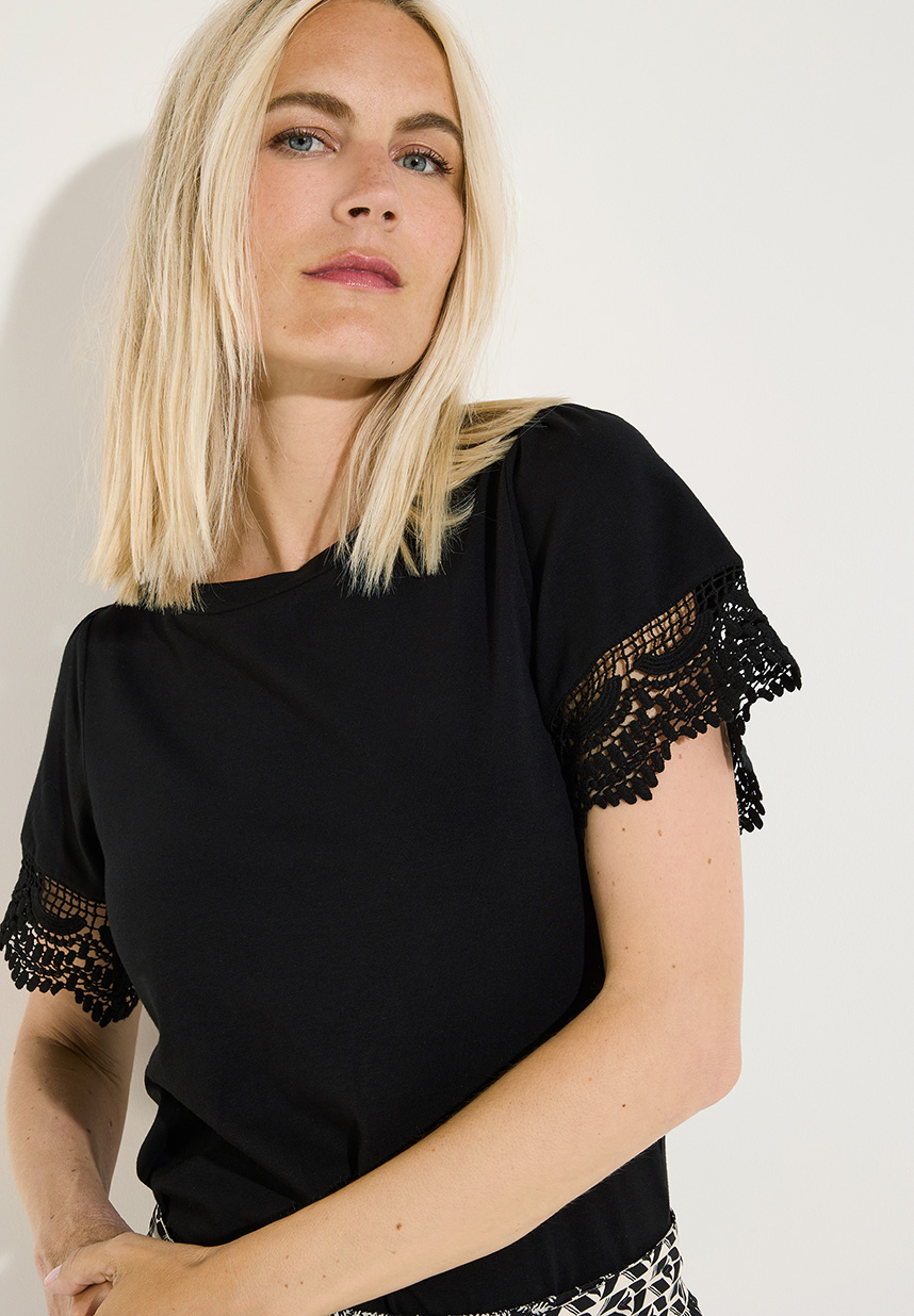 Model mit schwarzen Shirt