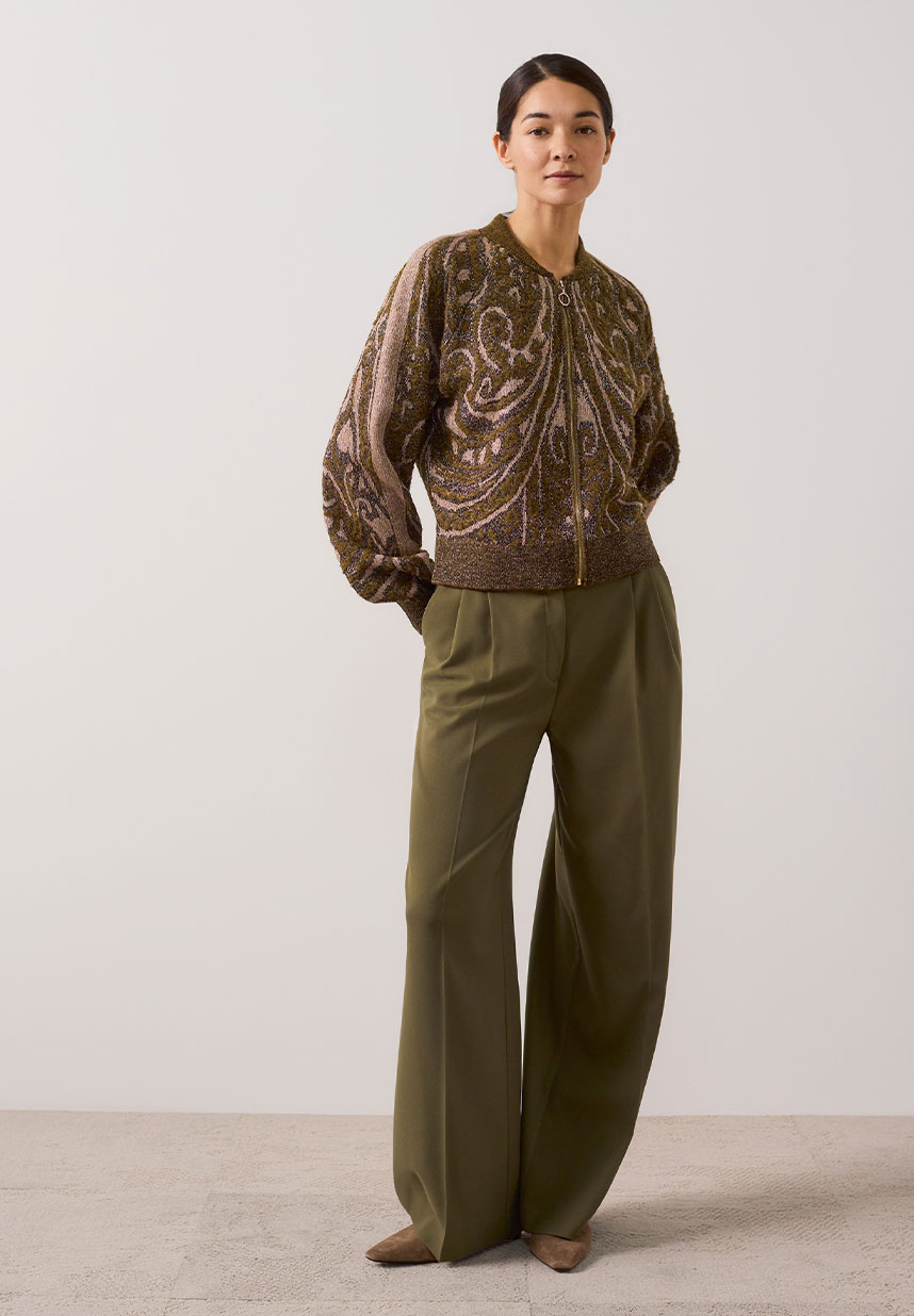 Frau in khaki Hose und Cardigan
