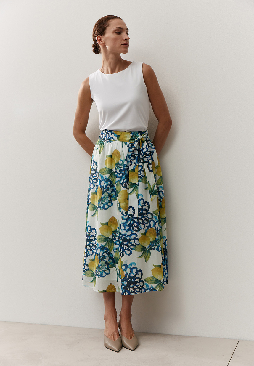 Frau in Printrock und weißem Top