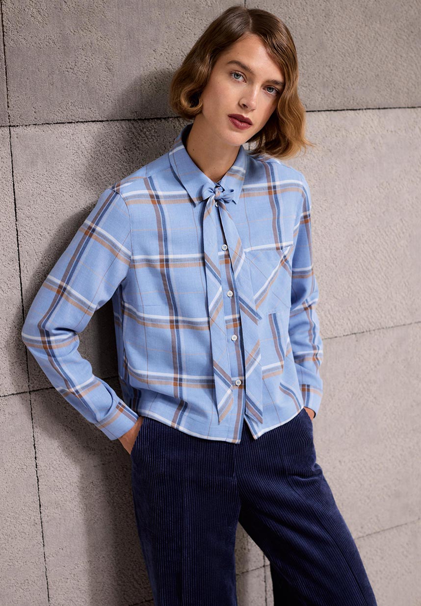 Frau mit Karobluse