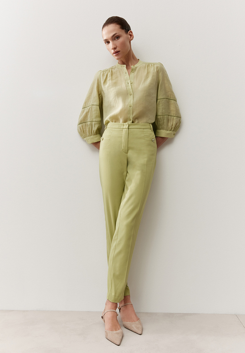 Frau in grüner Hose und grüner Bluse