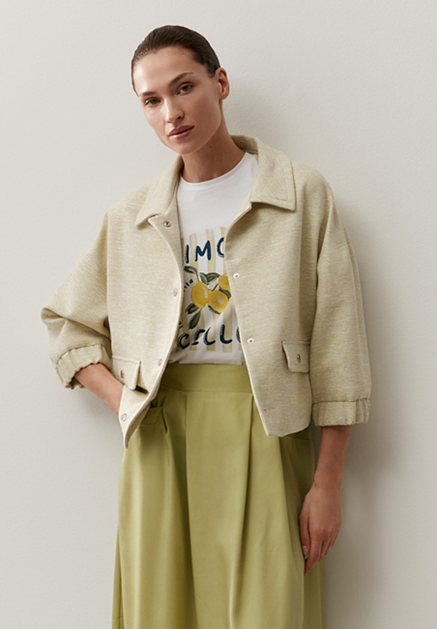 Frau in hellgrüner Jacke